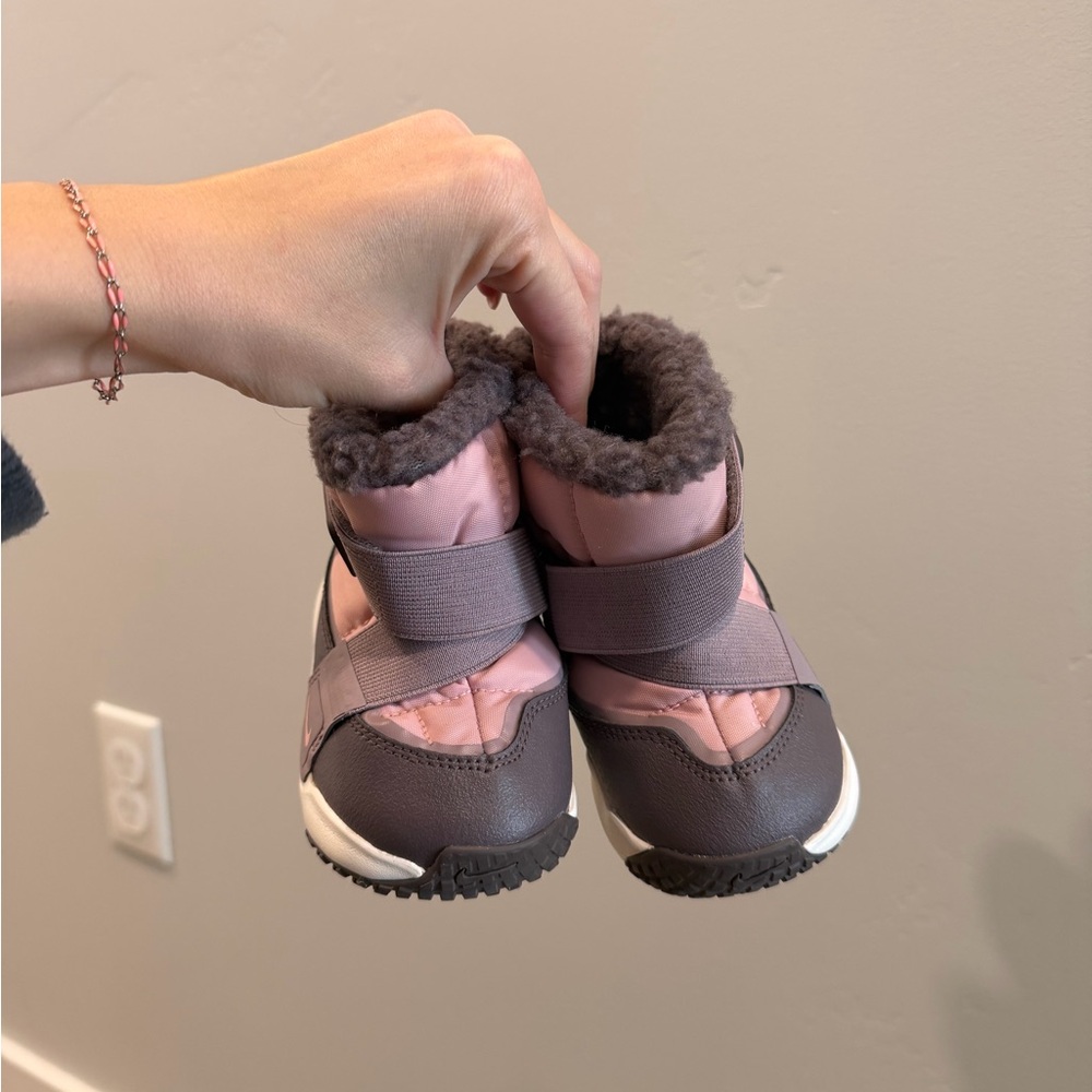 Nike Snow Boots - Picture 2 of 2